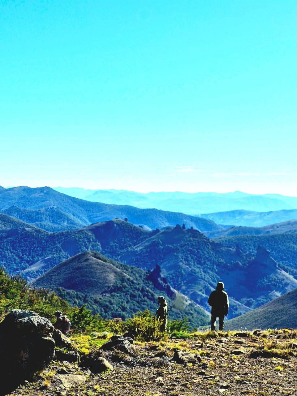 Equipo de Las 4F preparado para recibir viajeros en la cordillera