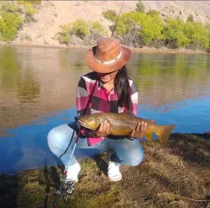 Turista relajando en un paisaje patagónico junto a un lago
