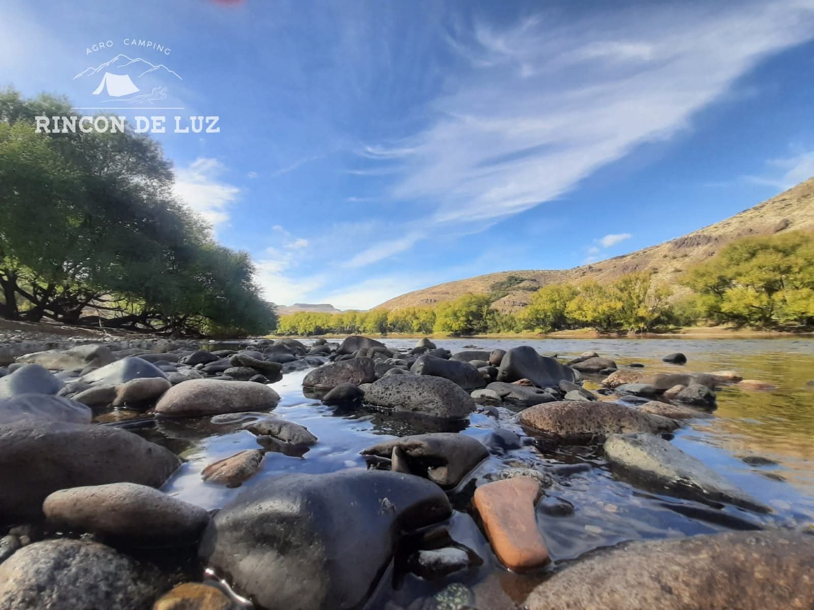 Anfitriones del agrocamping preparando actividades rurales