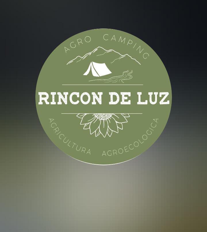 Anfitriones del agrocamping Rincón de Luz listos para actividades rurales