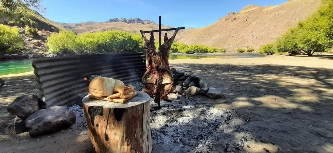 Picnic en un predio rural de Villa Llanquín